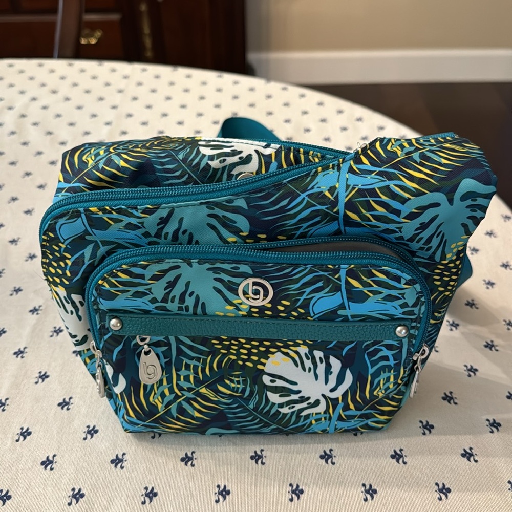 New summertime Baggalini crossbody purse. - Picture 2 of 5